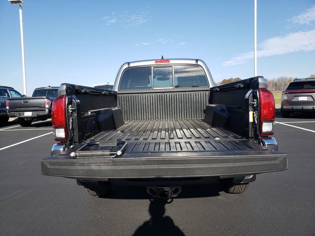 Used 2018 Toyota Tacoma SR5 AWD/4WD image 7