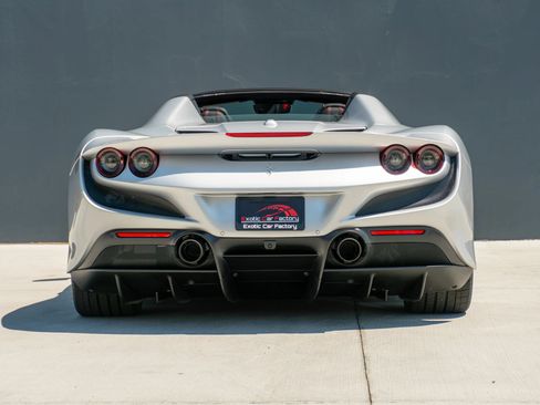 Used 2022 Ferrari F8 Tributo RWD image 9