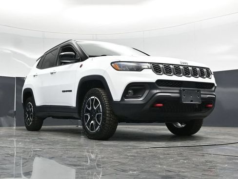Used 2025 Jeep Compass Trailhawk AWD/4WD image 53