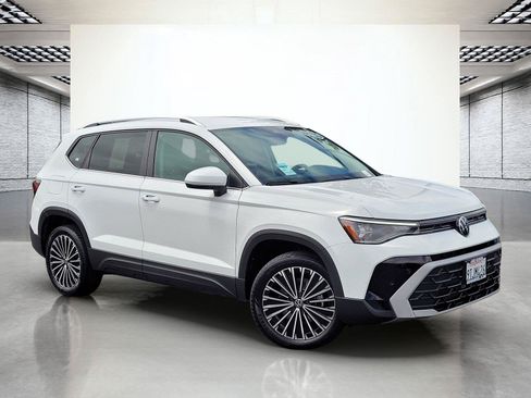 Certified 2025 Volkswagen Taos SE FWD image 2