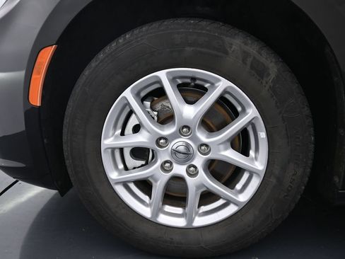 Used 2023 Chrysler Pacifica Touring-L FWD image 14