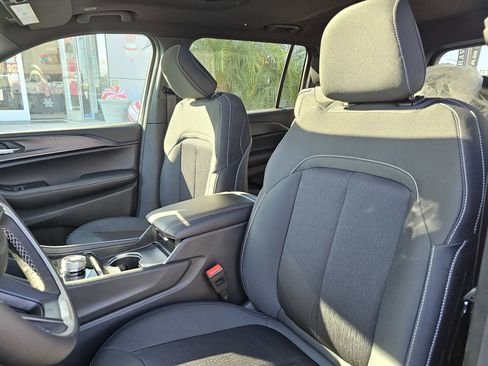 New 2025 Jeep Grand Cherokee L Laredo image 22