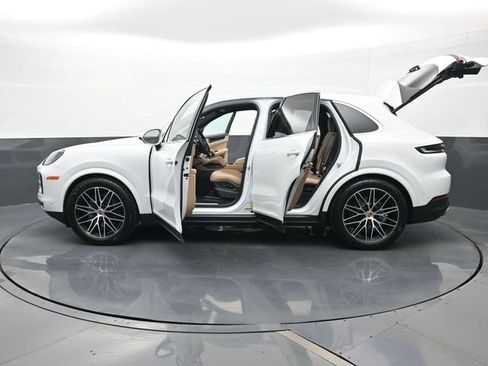 Certified 2025 Porsche Cayenne AWD/4WD image 28