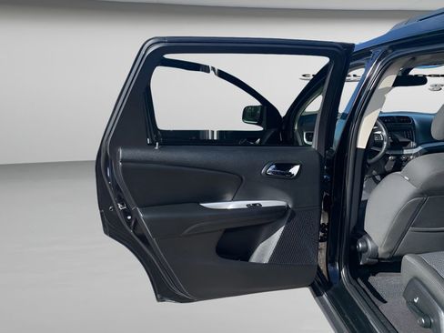 Used 2019 Dodge Journey SE image 15