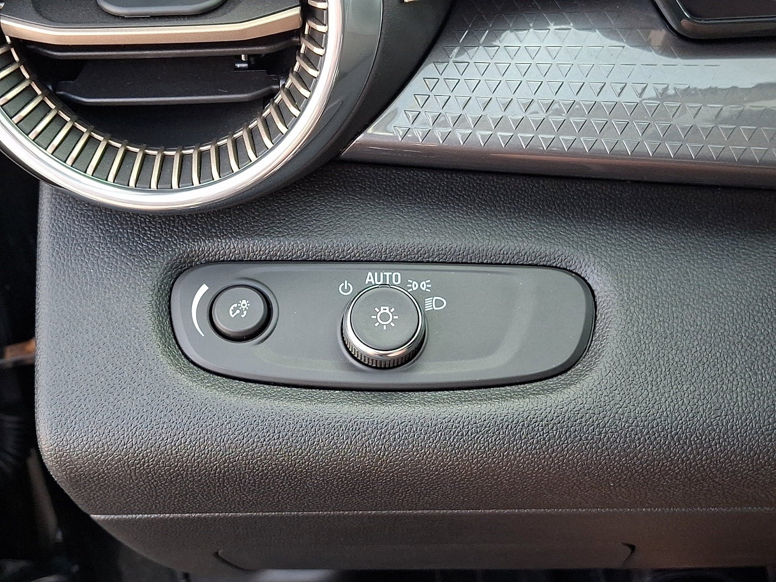 Used 2024 Chevrolet Trax ACTIV w/ Driver Confidence Package FWD image 25