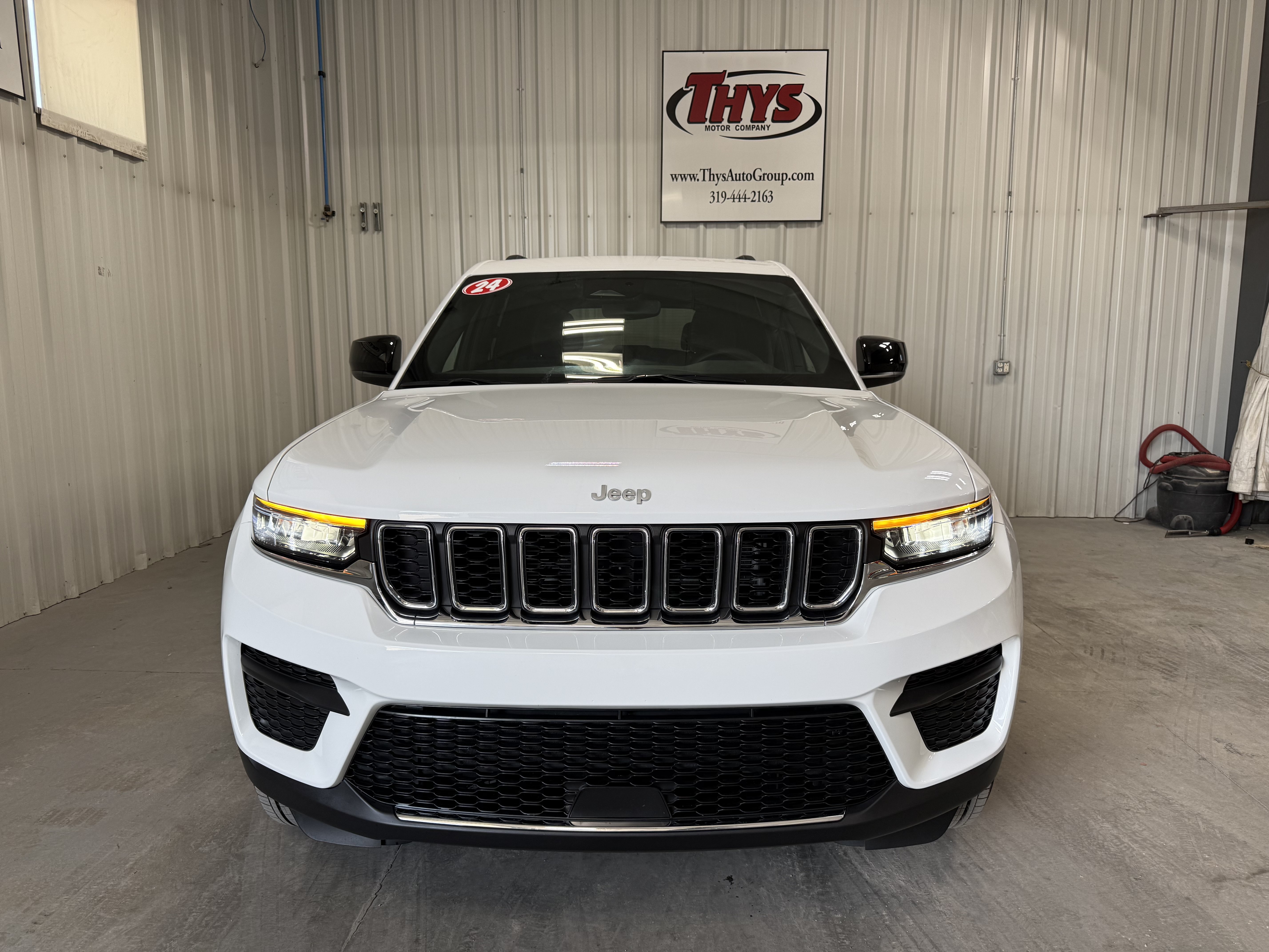 Used 2024 Jeep Grand Cherokee Laredo X w/ Luxury Tech Group I AWD/4WD image 17