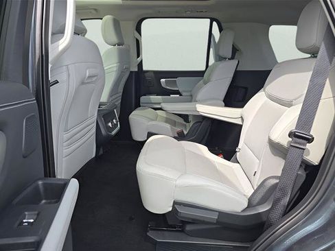Certified 2025 Ford Expedition Platinum w/ Driver's Package AWD/4WD image 5