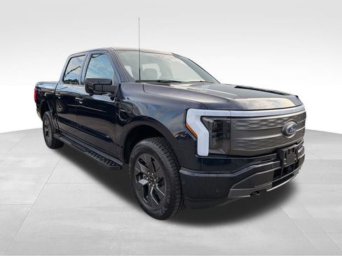 Used 2022 Ford F150 Lightning Lariat image 8