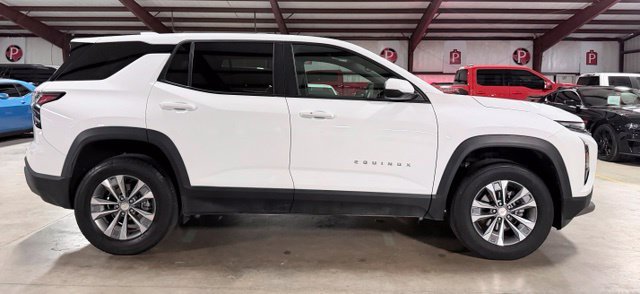 Used 2025 Chevrolet Equinox LT FWD image 2
