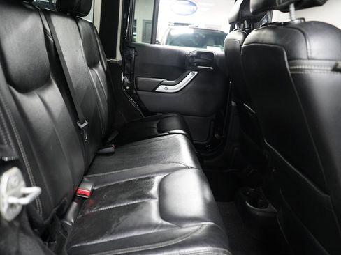 Used 2015 Jeep Wrangler Unlimited Sahara w/ Dual Top Group AWD/4WD image 19