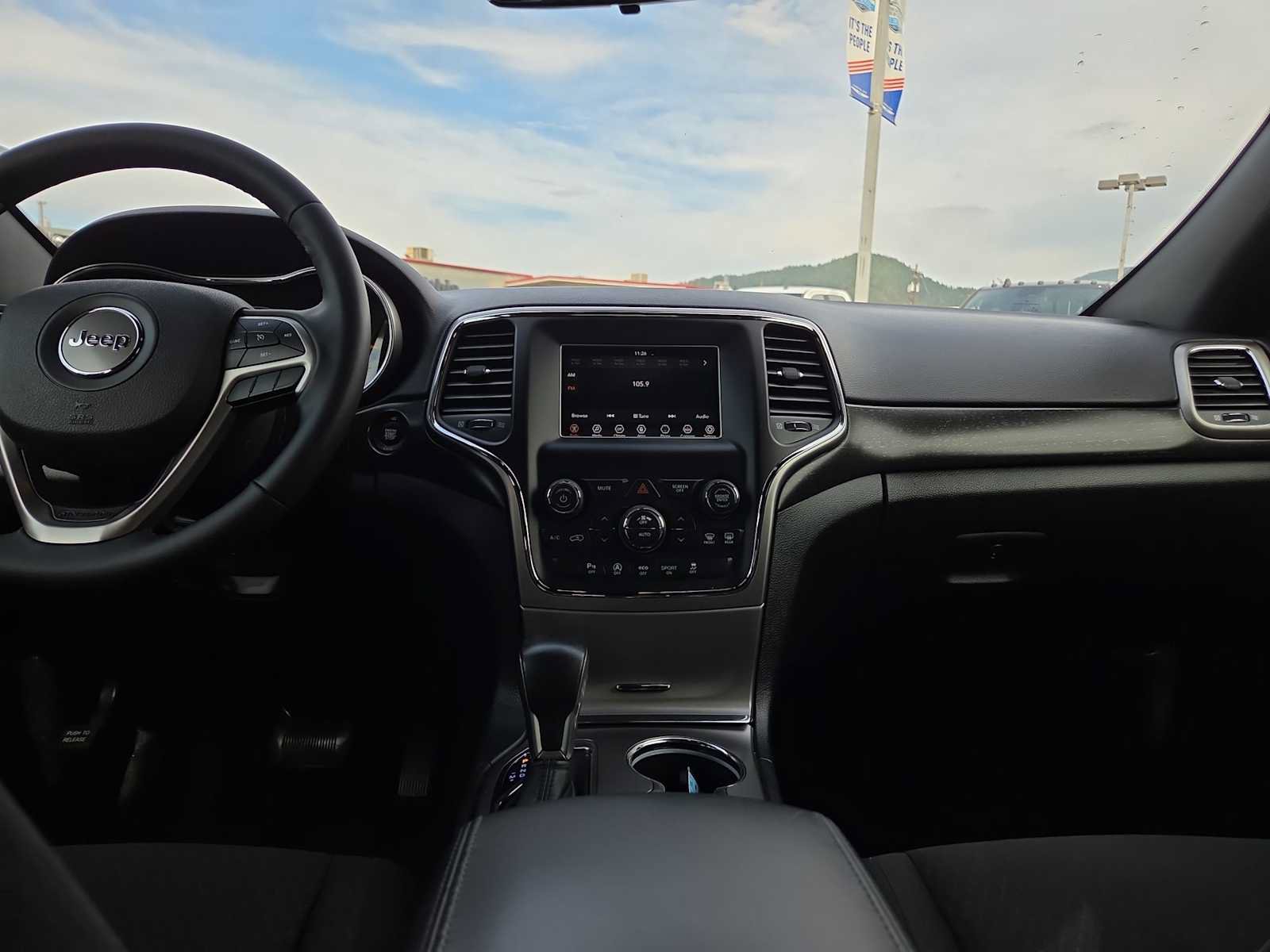 Used 2018 Jeep Grand Cherokee Laredo AWD/4WD image 18