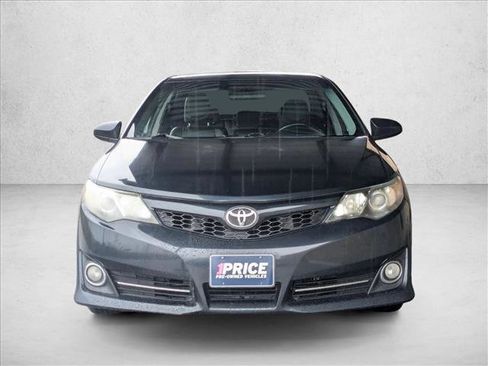 Used 2014 Toyota Camry SE image 2