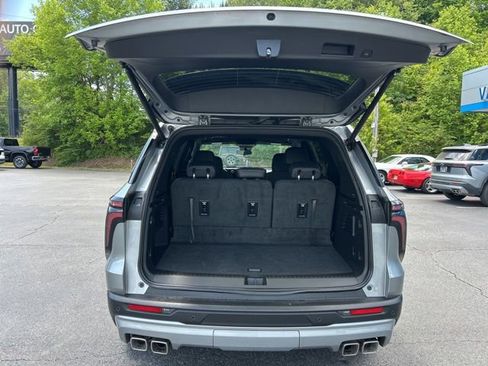 Used 2026 Chevrolet Traverse LT AWD/4WD image 4