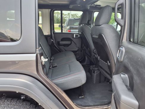 Used 2025 Jeep Wrangler Unlimited Rubicon AWD/4WD image 8
