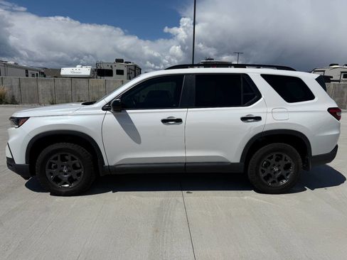 Used 2025 Honda Pilot TrailSport image 7