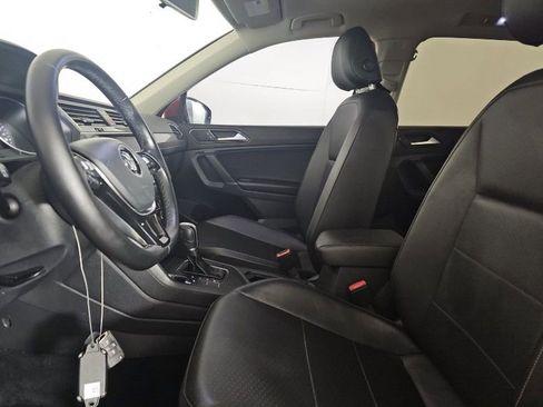 Used 2018 Volkswagen Tiguan SE w/ Panoramic Sunroof Package image 10