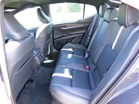 Used 2025 Toyota Camry SE FWD image 13