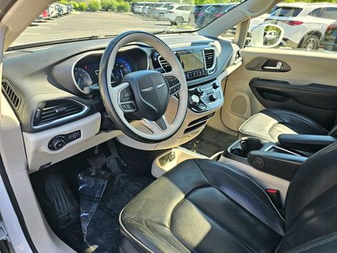 Used 2020 Chrysler Pacifica Limited w/ Tire & Wheel Group FWD image 17