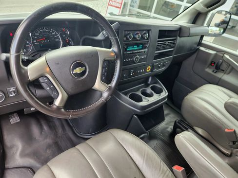 Used 2018 Chevrolet Express 2500 w/ Driver Convenience Package RWD image 26