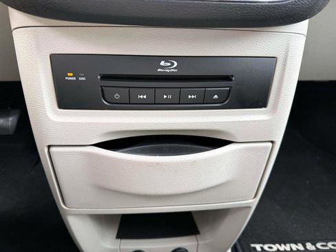 Used 2013 Chrysler Town & Country Touring-L w/ Driver Convenience Group image 19