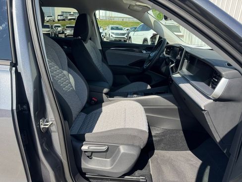 Used 2025 Volkswagen Tiguan S image 32