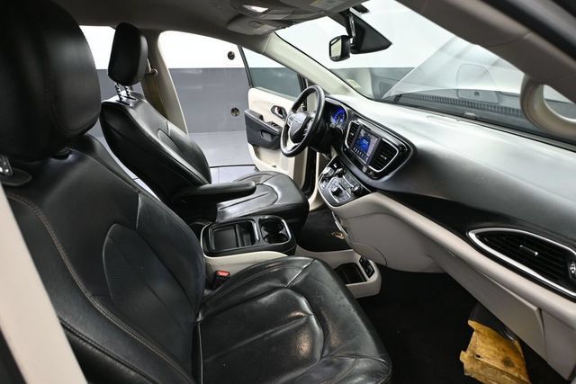 Used 2020 Chrysler Pacifica Touring-L FWD image 36