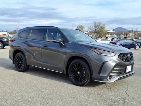 Certified 2023 Toyota Highlander XSE image 2