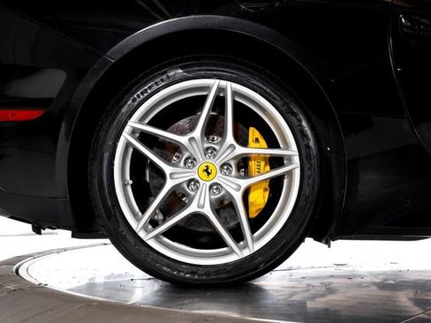 Used 2016 Ferrari California T RWD image 19