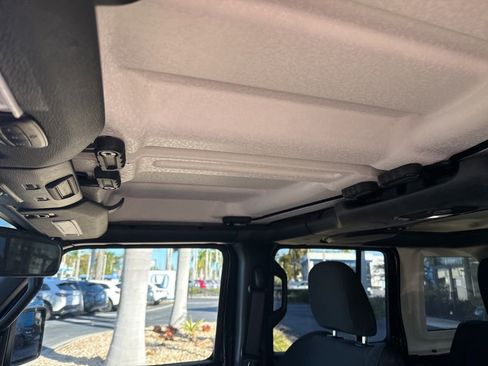 Used 2018 Jeep Wrangler Unlimited Sport S image 13