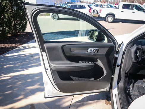 Used 2025 Volvo XC40 B5 Plus image 14