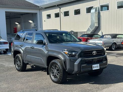 Used 2025 Toyota 4Runner SR5 AWD/4WD image 31