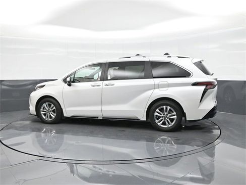 Used 2025 Toyota Sienna Limited image 5