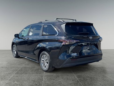 New 2026 Toyota Sienna XLE AWD/4WD image 4
