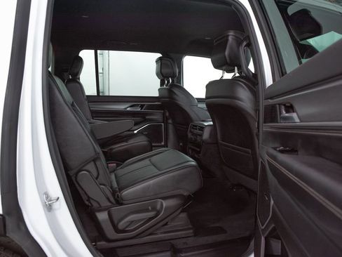 Used 2025 Jeep Wagoneer Series II RWD image 19