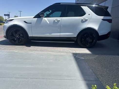 Used 2025 Land Rover Discovery Dynamic SE image 8