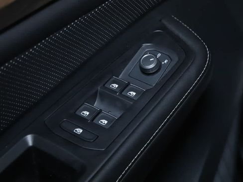 Used 2024 Volkswagen Atlas SE AWD/4WD image 17