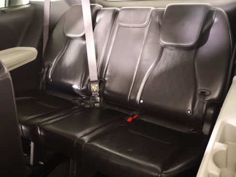 Used 2022 Kia Carnival EX image 14