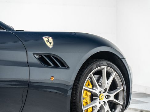 Used 2010 Ferrari California RWD image 33