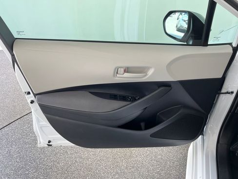 Used 2025 Toyota Corolla LE w/ Convenience Package image 12