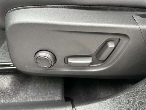 Certified 2025 Volvo XC40 B5 Plus image 12