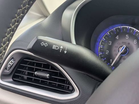 Used 2023 Chrysler Pacifica Touring-L FWD image 27