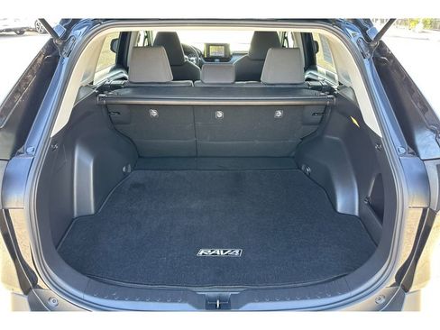 Used 2020 Toyota RAV4 XLE FWD image 17