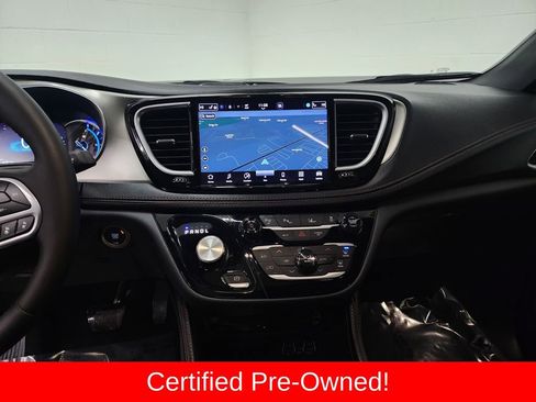 Used 2025 Chrysler Pacifica Pinnacle image 17
