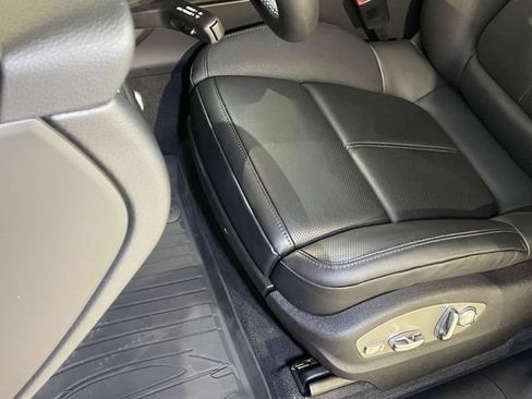 Certified 2026 Porsche Macan AWD/4WD image 5