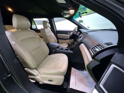 Used 2016 Ford Explorer XLT image 30