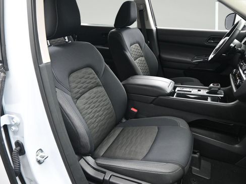 Certified 2025 Nissan Pathfinder SV FWD image 15