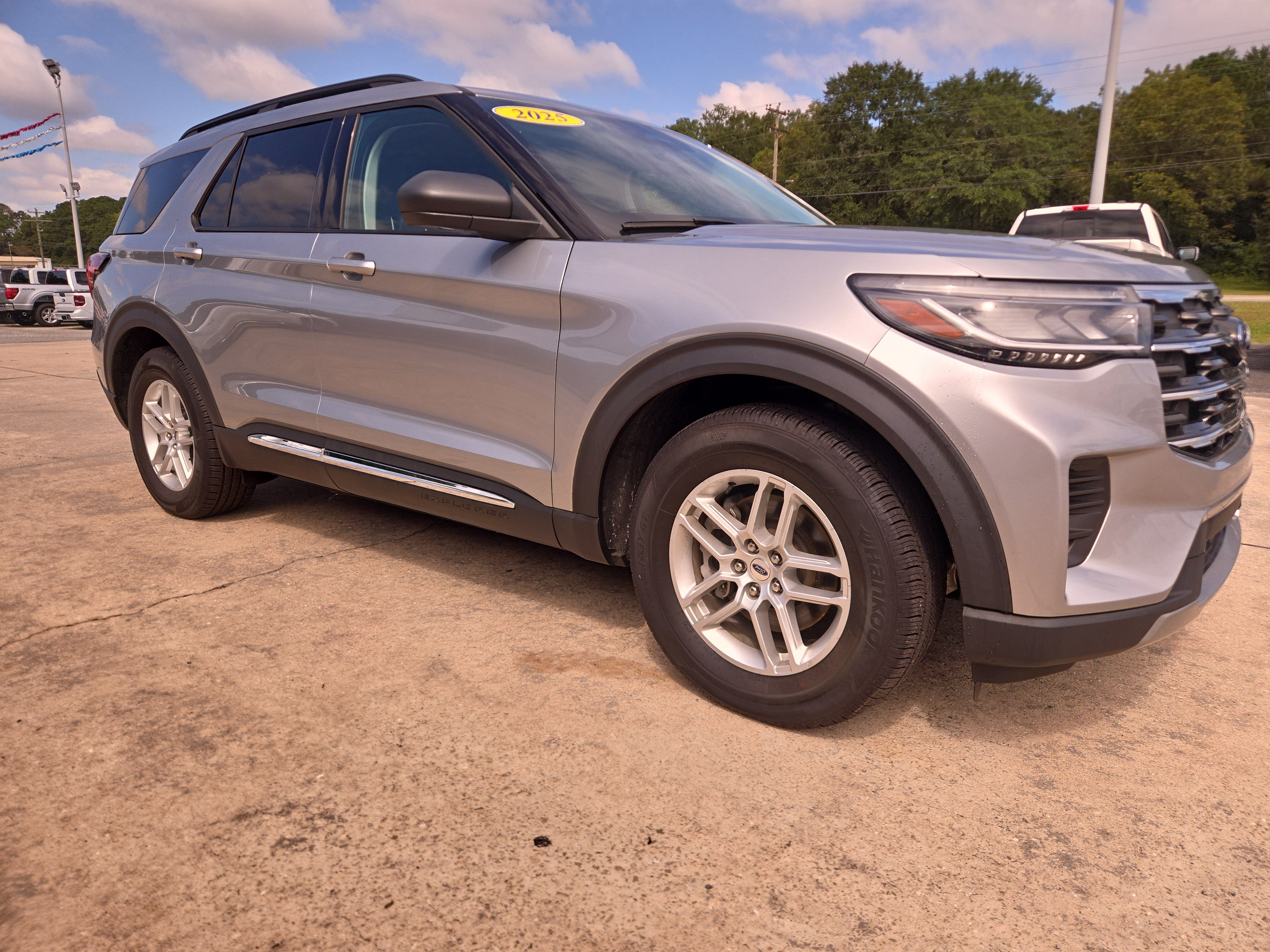 Used 2025 Ford Explorer Active RWD image 4
