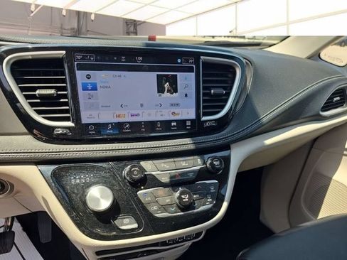 Used 2024 Chrysler Pacifica Touring-L w/ Uconnect Theater Family Group FWD image 9