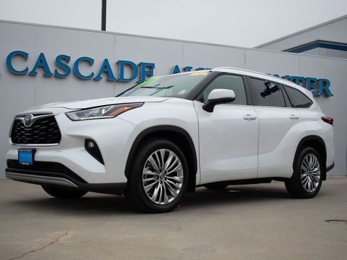 Used 2024 Toyota Highlander Limited image 1
