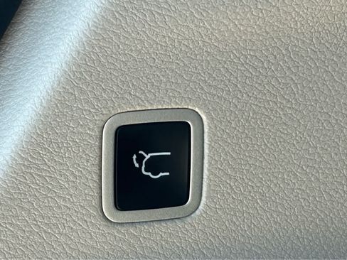 Used 2023 Chrysler Pacifica Touring-L FWD image 9